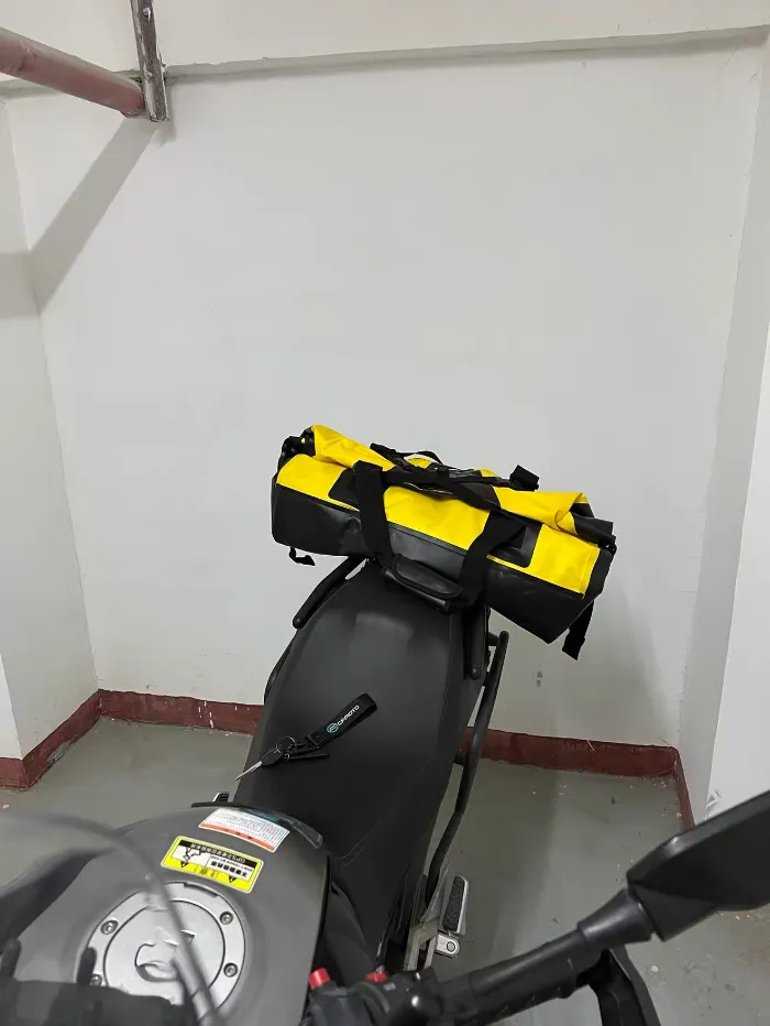 Hur man bär bagage på en motorcykel utan ställ