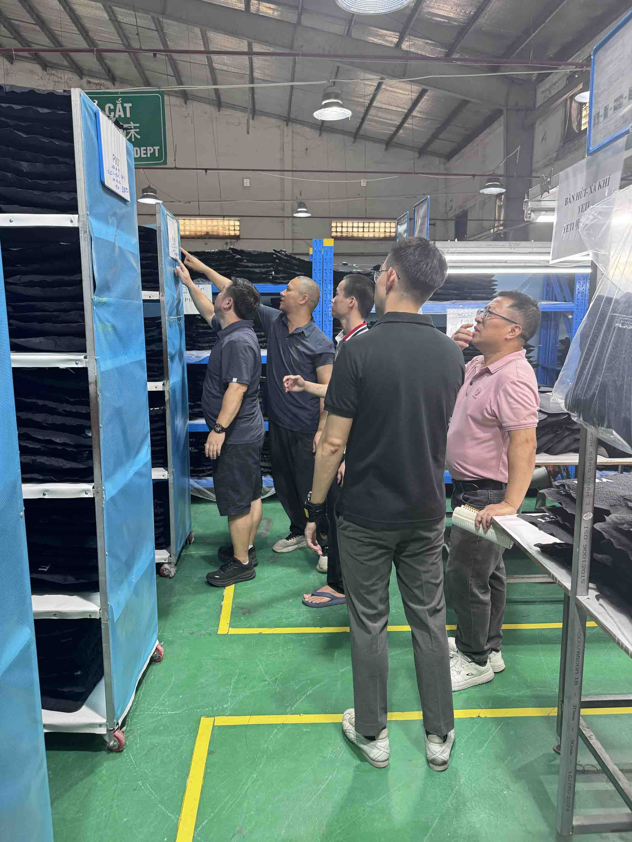 YETI besöker Sealocks anläggning i Vietnam för att granska produktionen av mjuka kylväskor