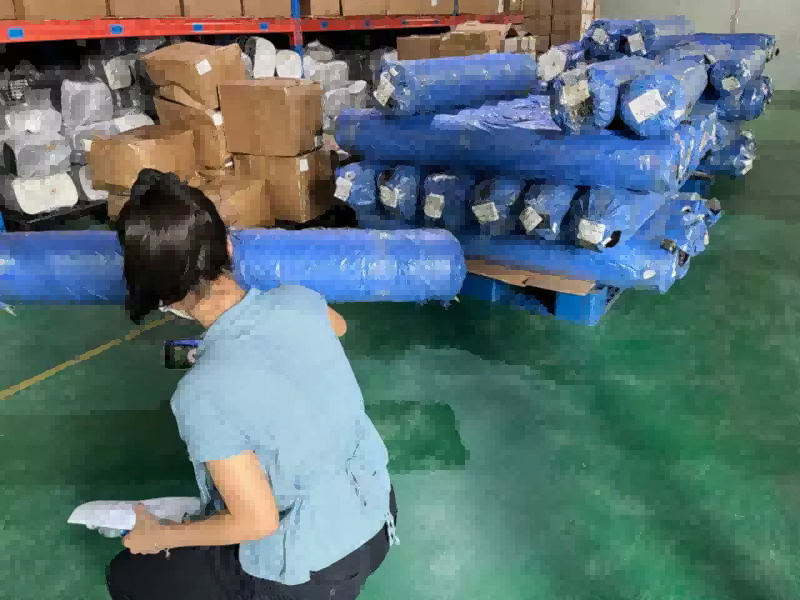 En kund ser hur behållaren fylls: Övervakad lastning vid Sealocks Vietnam-anläggning