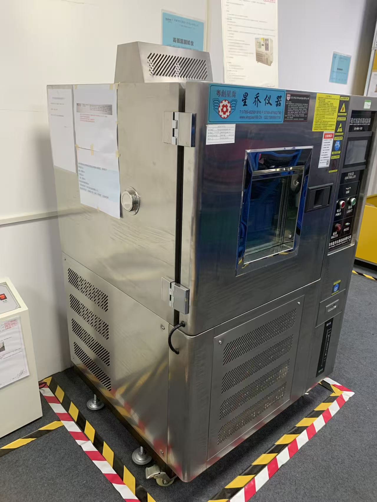 Side view of the test chamber in the laboratory
